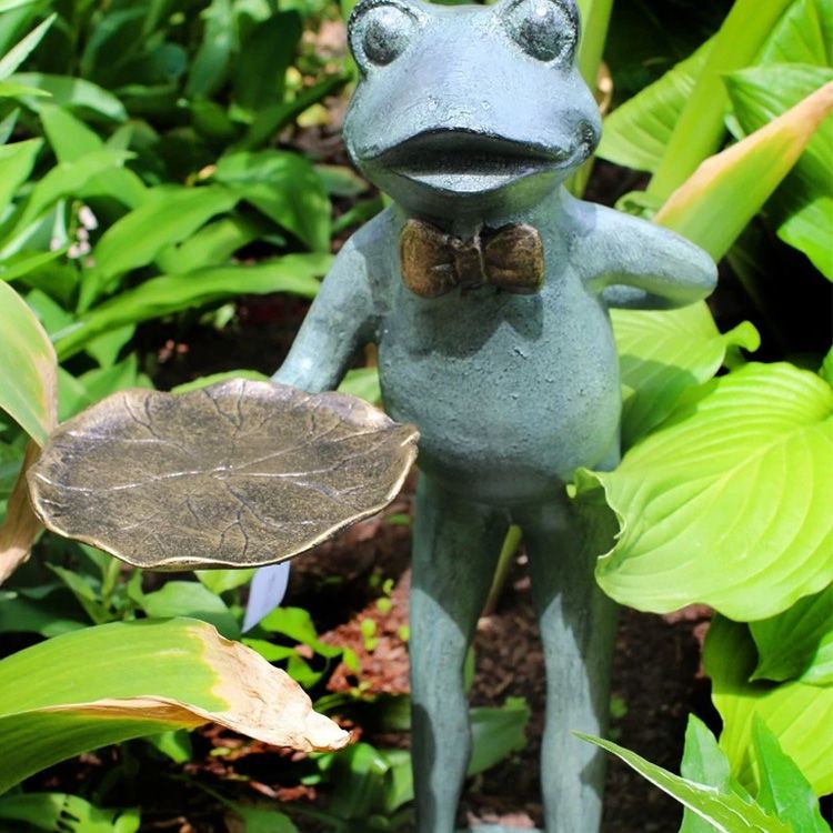 outdoor frog butler statute