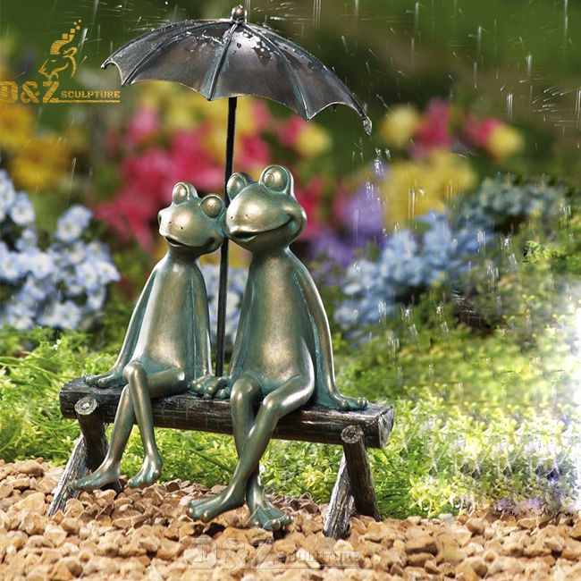 frog couple garden statue