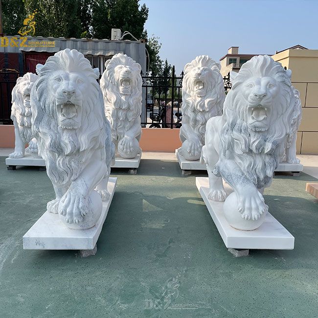 roaring lion statue