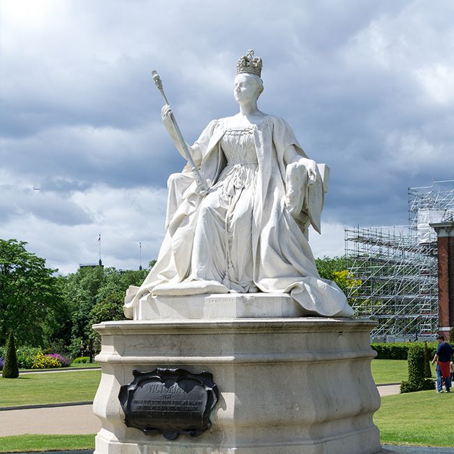 queen victoria marble statue