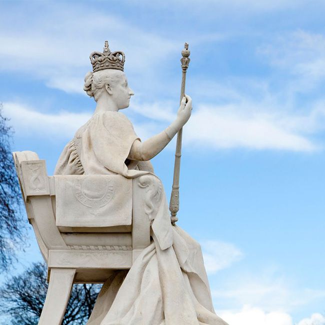 the statue of queen victoria