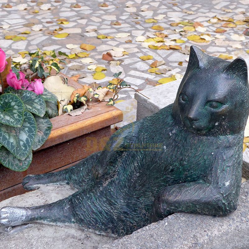 Istanbul famous weird cat tombili statue