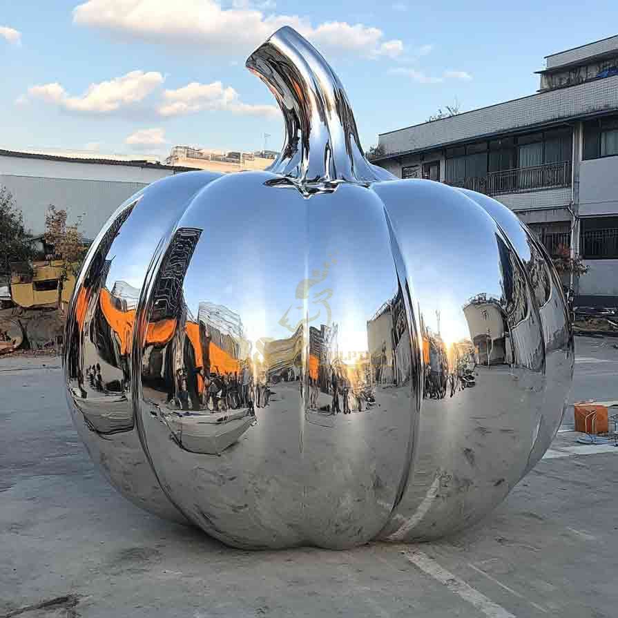 10-10 Creative Giant Pumpkin Sculptures: Custom Holiday Decor