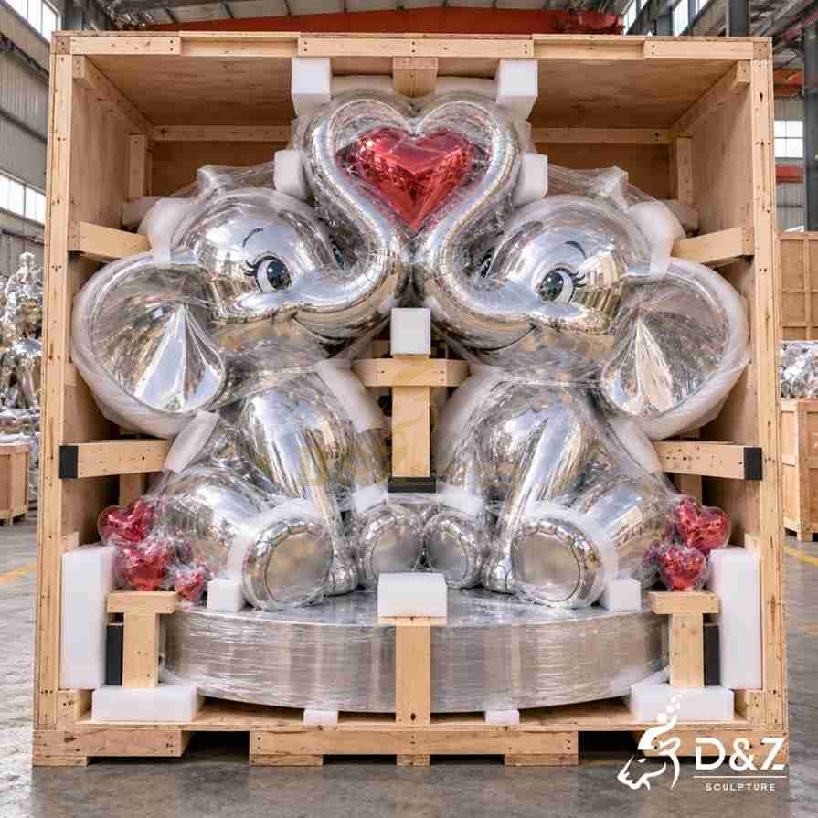 Protective wooden crate packing for a large mirror stainless steel elephant love sculpture Protective wooden crate packing for a large mirror stainless steel elephant love sculpture